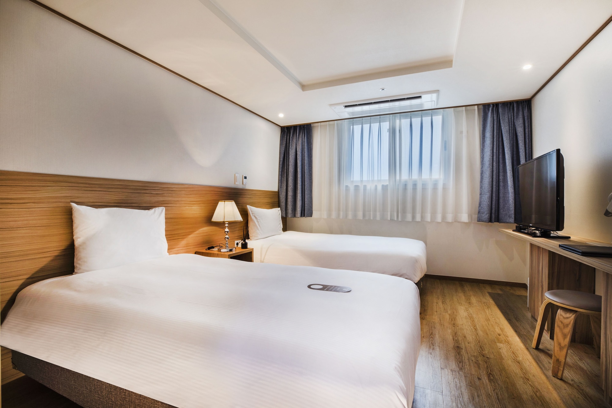 DELUXE, TWIN BEDS