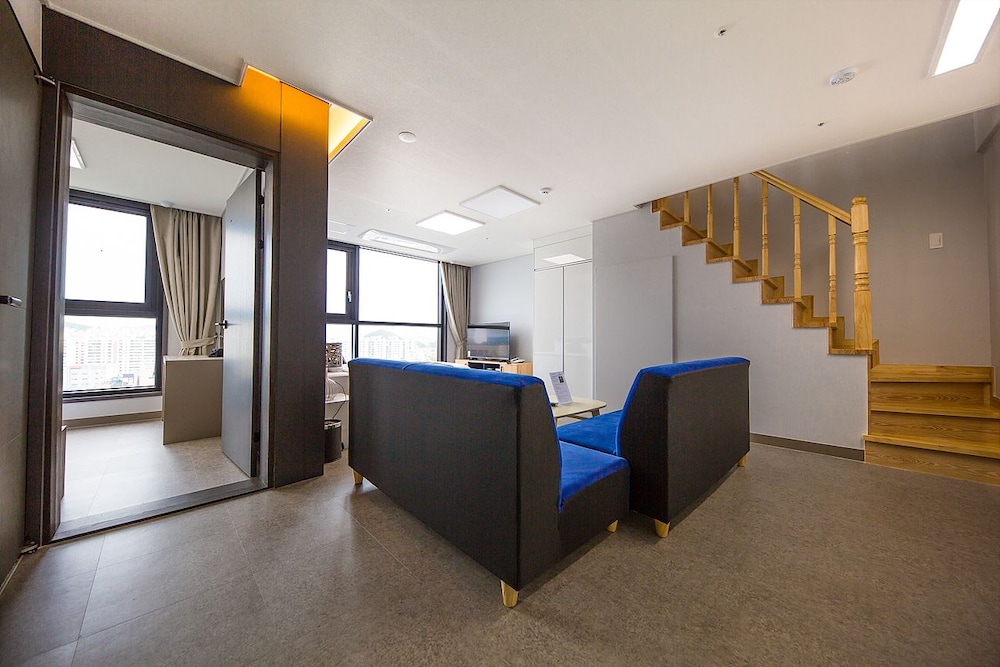 Shine Hotel 8/50