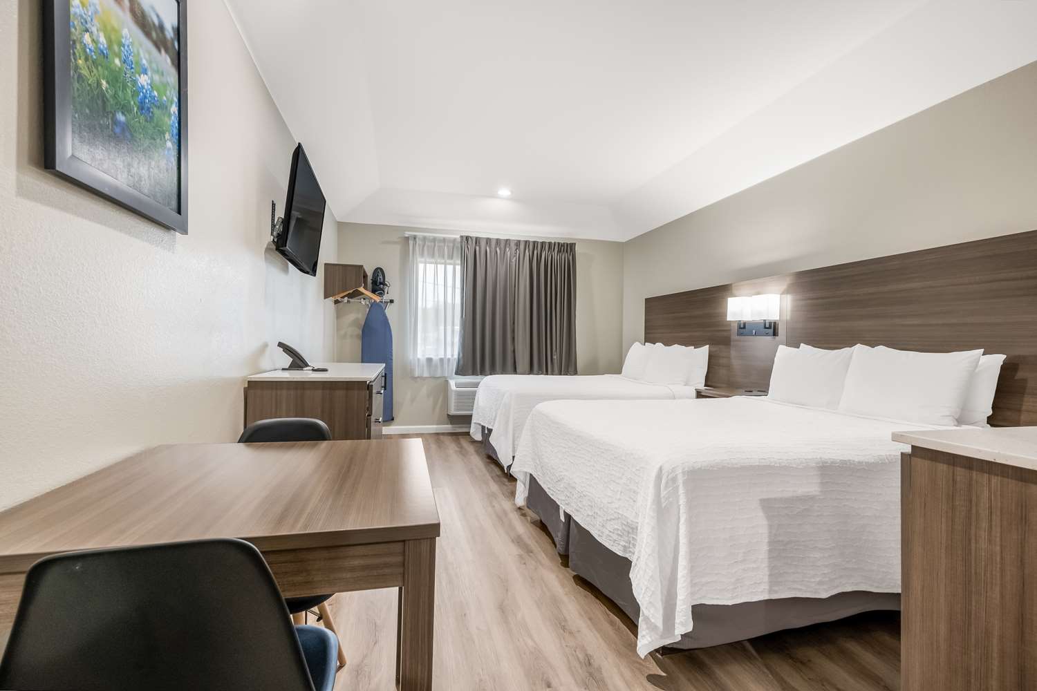غرفة بسريرين كوين بمطبخ صغير، SureStay Studio by Best Western Conroe Downtown 2/9