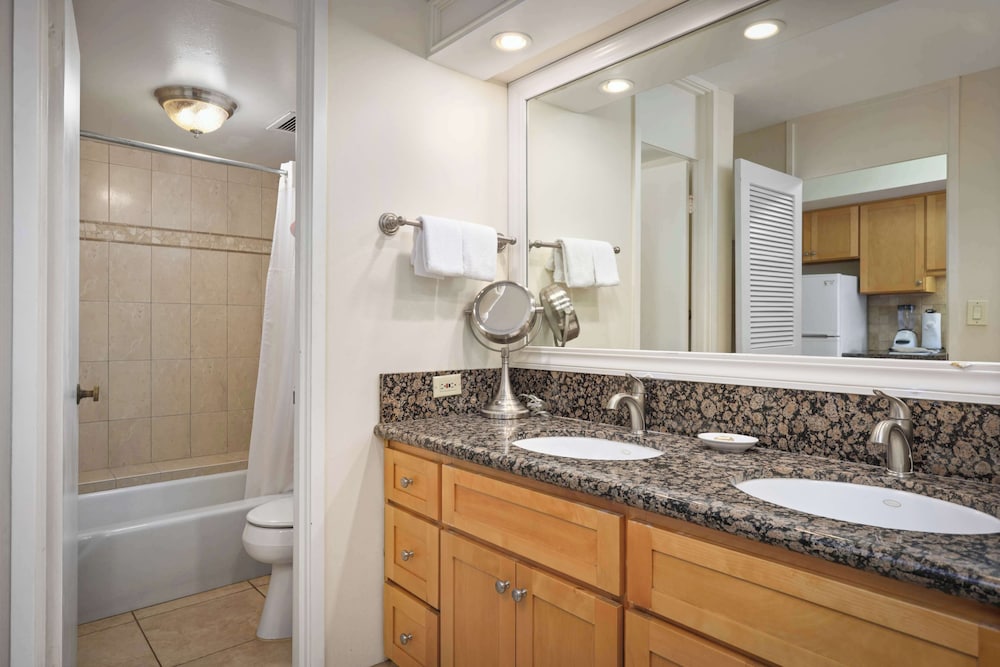 Deluxe, Studio, Queen Bed, Side Ocean View