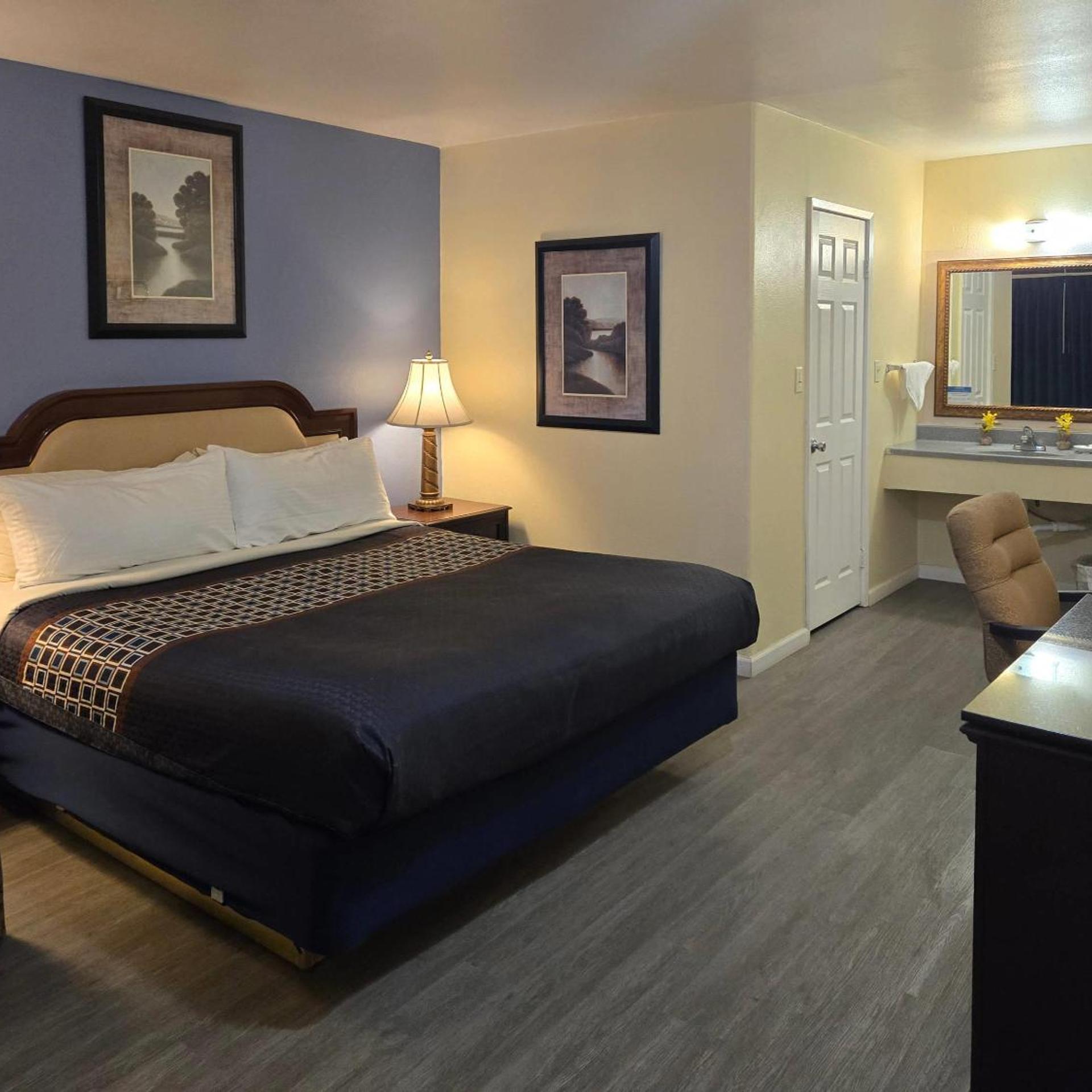 غرفة بسرير كينج بإطلالة على المسبح، Rodeway Inn & Suites Blythe I-10, CA 5/10