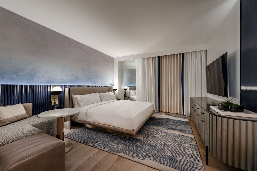 ROOM, KING BED, BATHTUB