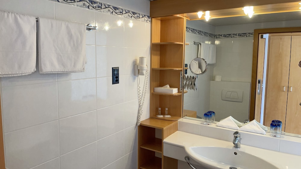 TRESA BAY HOTEL 31/32