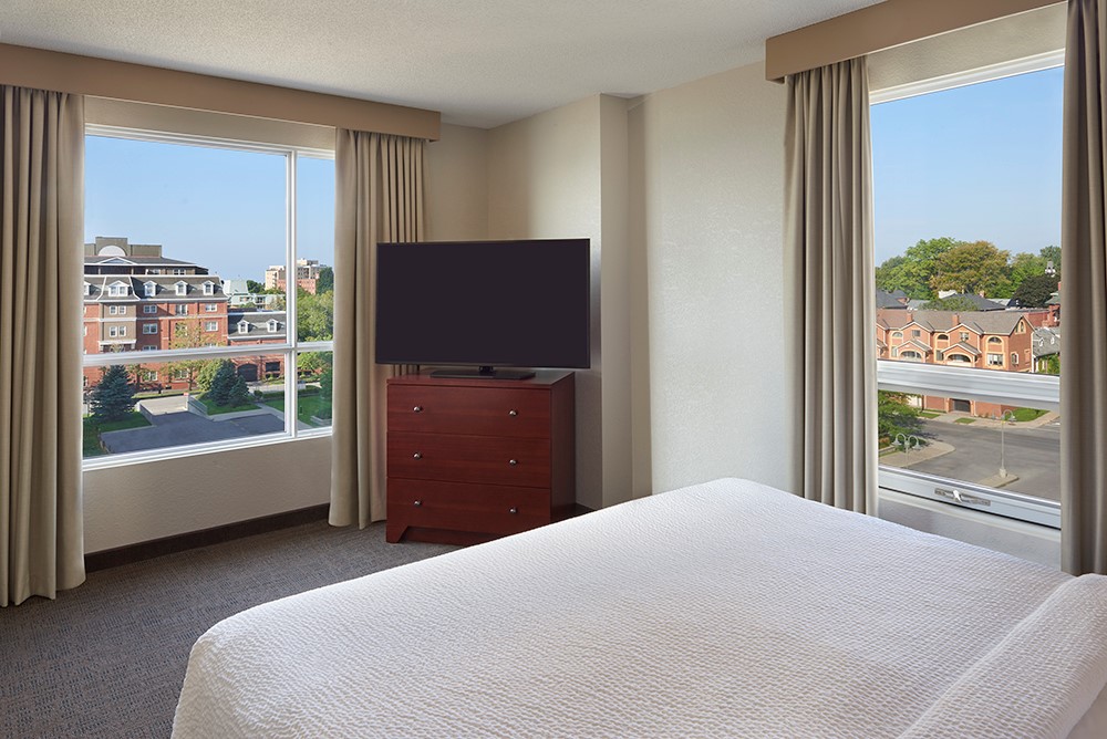 2 Bedrooms, Suite, 2 King Beds, City View, Sofa, Living Area, Corner