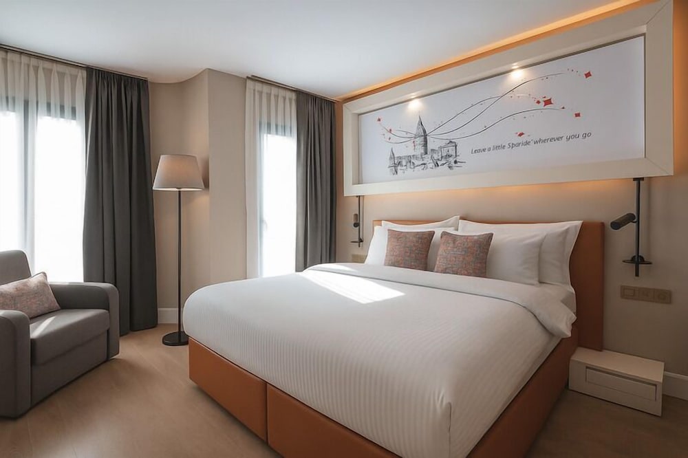 Sparkle Hotel 27/64