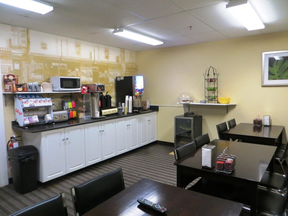 Super 8 By Wyndham Saskatoon Near Downtown 35/46