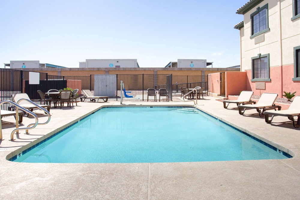 Baymont by Wyndham Phoenix I-10 near 51st Ave 49/55