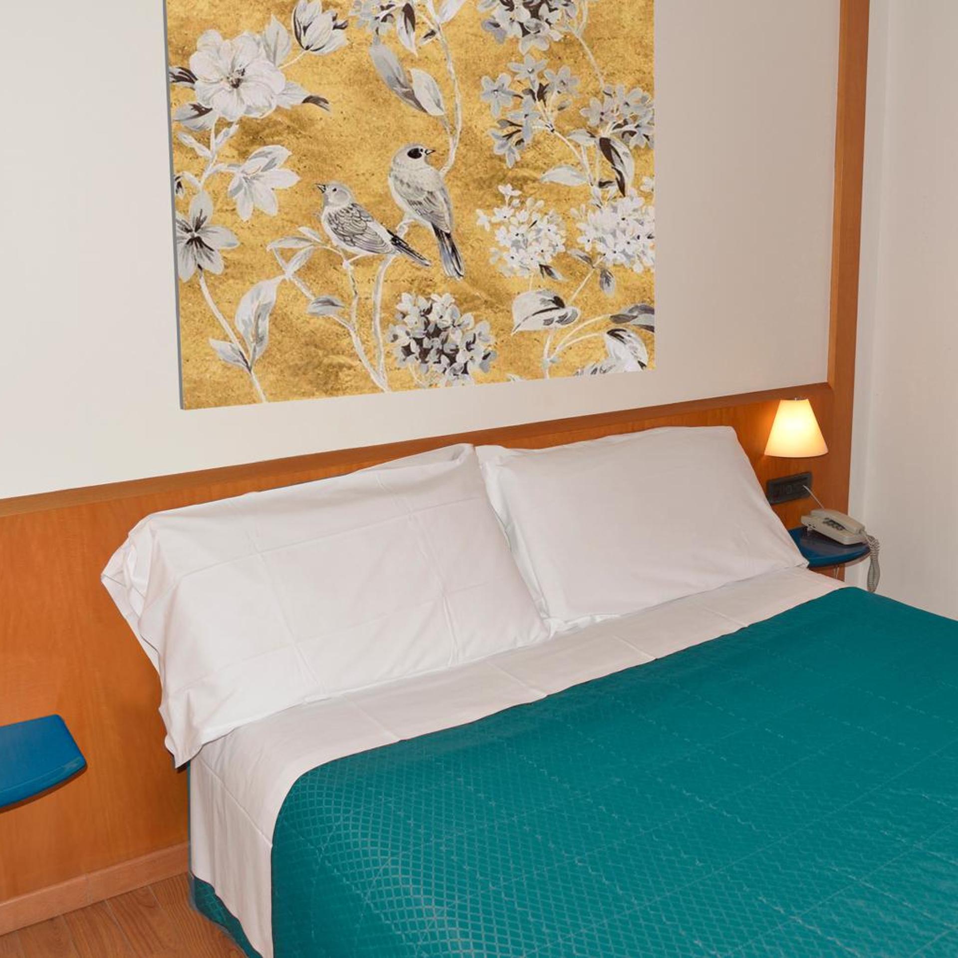 ROOM, TWIN BEDS