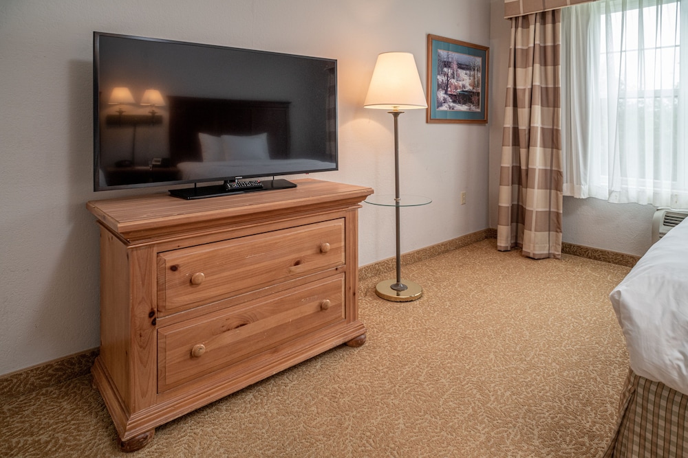 جناح بسرير كينج بغرفة نوم واحدة مع أريكة