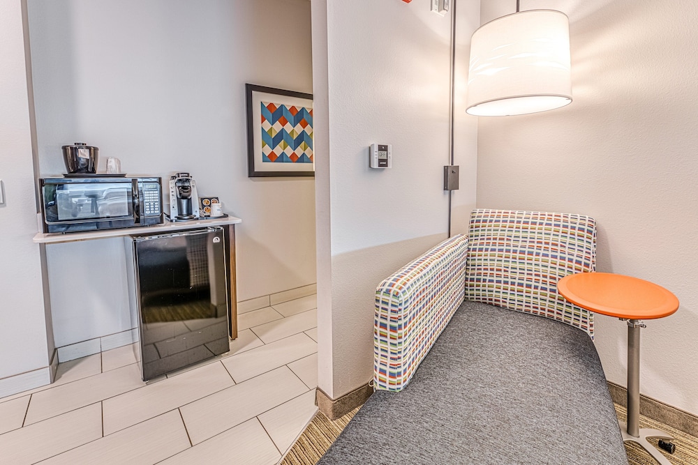 Holiday Inn Express Suites Rantoul 58/76