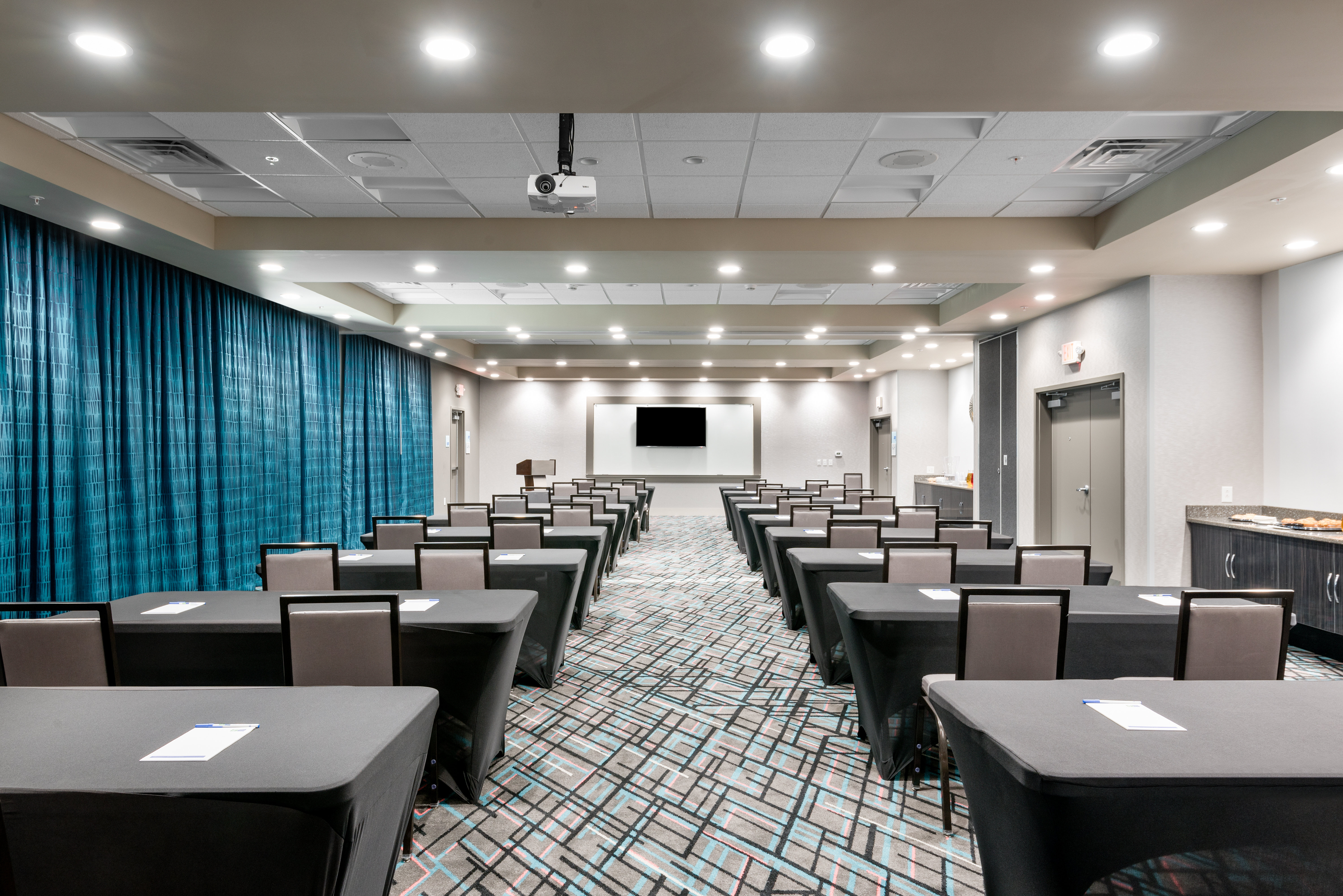 Holiday Inn Express And Suites Charlotte Airport 48/58
