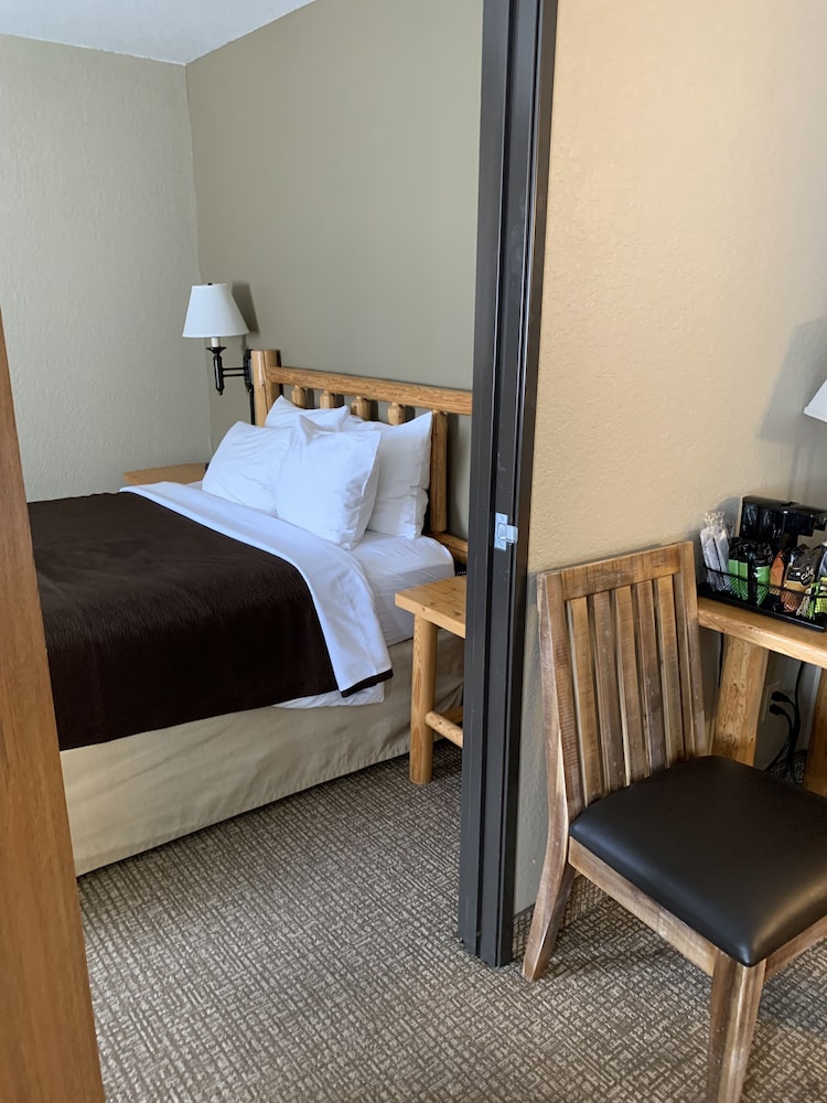 Antler Lodge 14/40