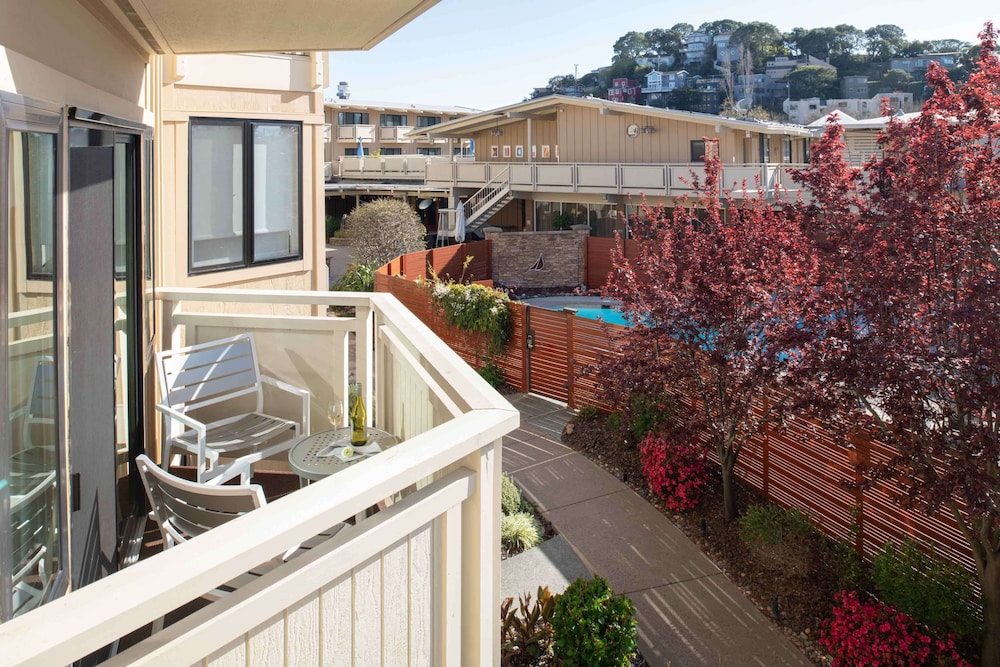 The Lodge At Tiburon 23/66