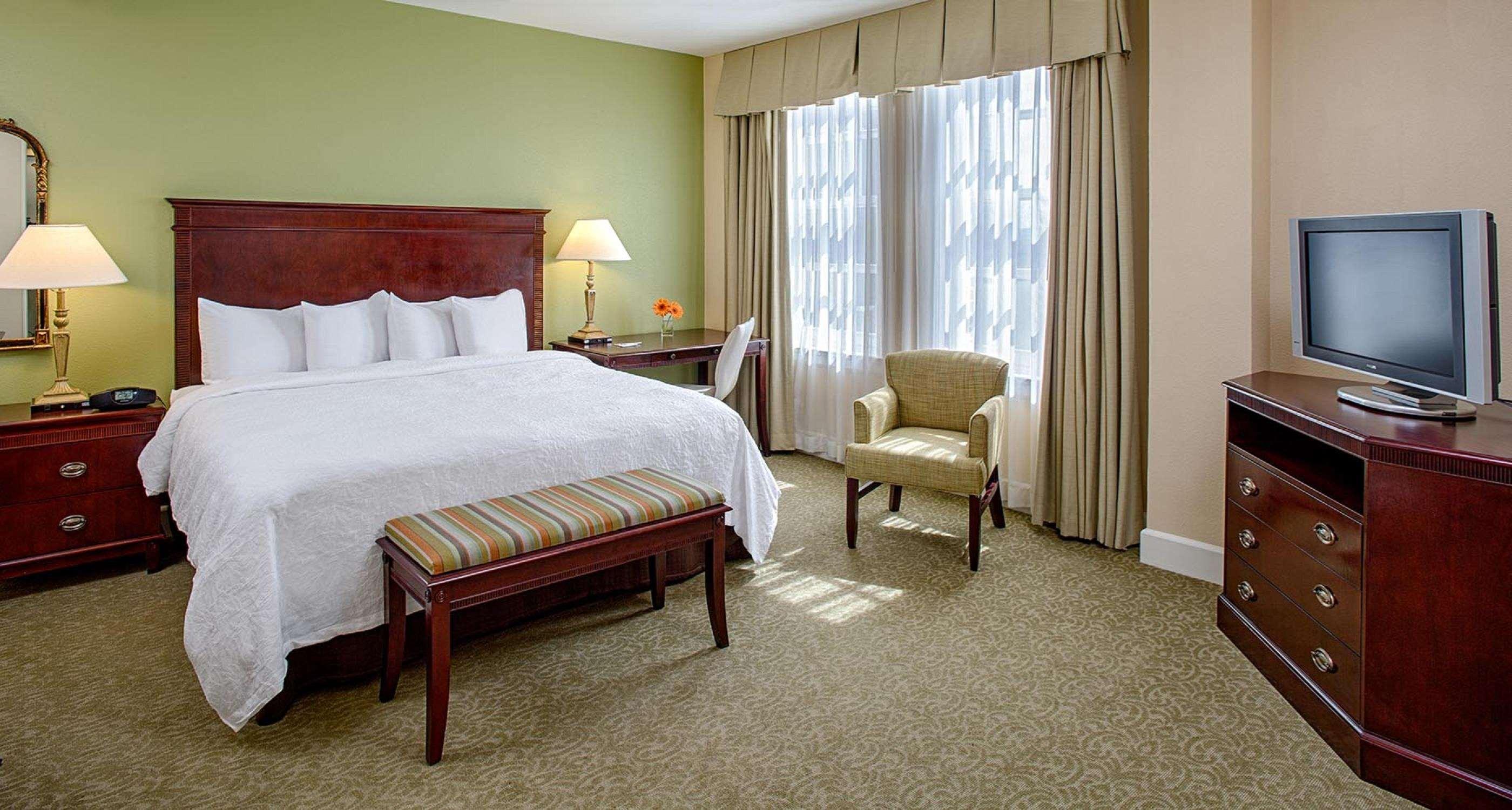 1 BEDROOM, SUITE, KING BED, CORNER