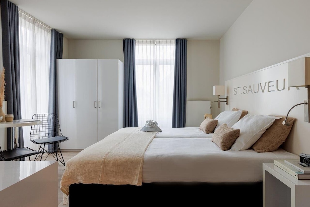 Design, Queen Bed, Pool Access
