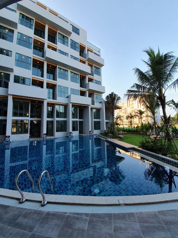 Atom Phuket Hotel -SHA Plus 4/50