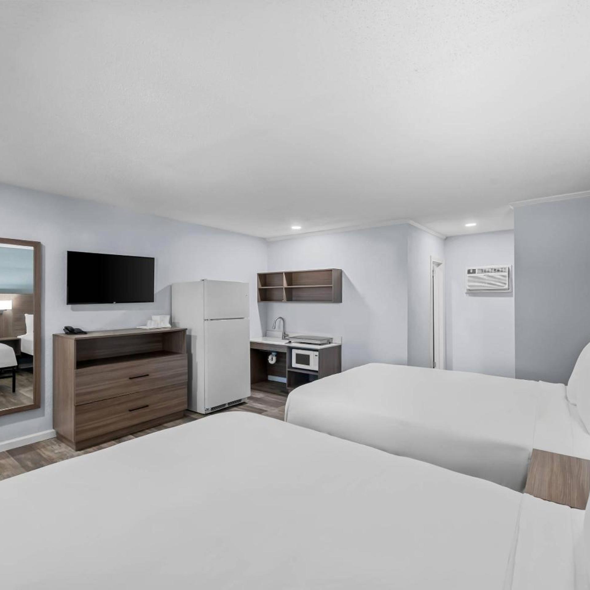 Efficiency, Quadruple, 2 Queen Beds, Exterior Entrance