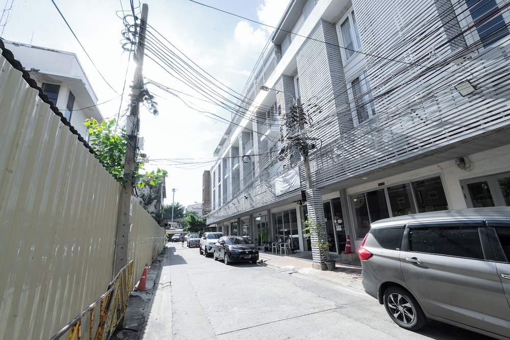 Ratchadamnoen Residence 68/75