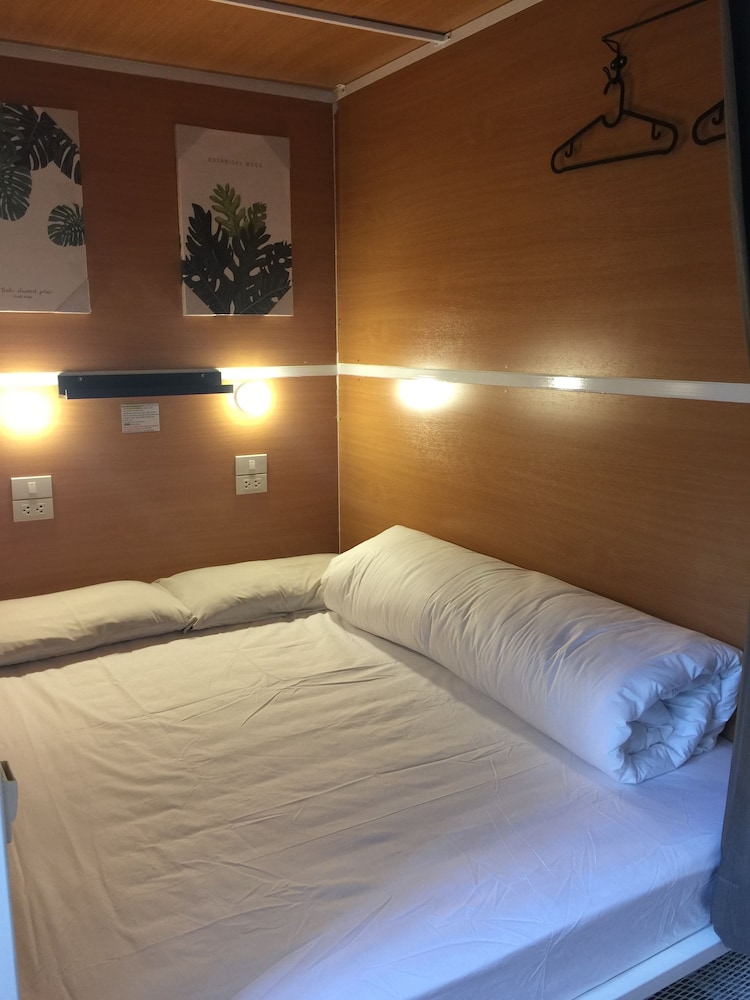 VX The Fifty Hostel 15/55