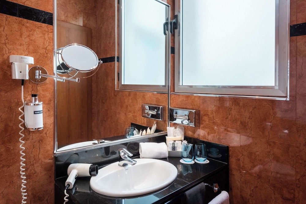 Hotel Madrid Plaza Espana Affiliated by Melia 39/40