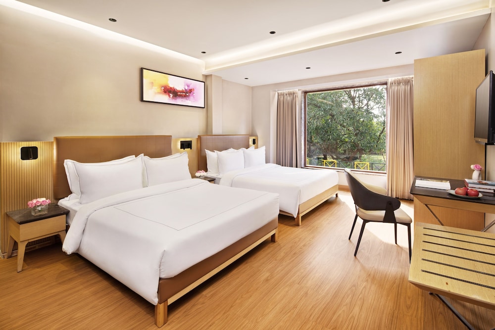 Super, Deluxe, 2 Queen Beds, Garden View