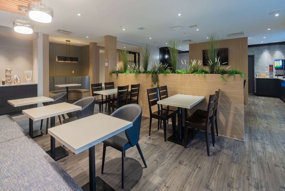 Microtel Inn & Suites by Wyndham Oyster Bay 41/56
