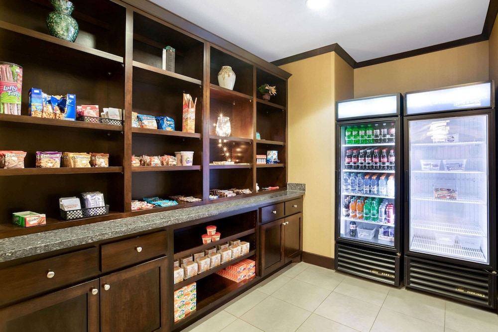 La Quinta Inn Suites By Wyndham Sioux Falls 32/55