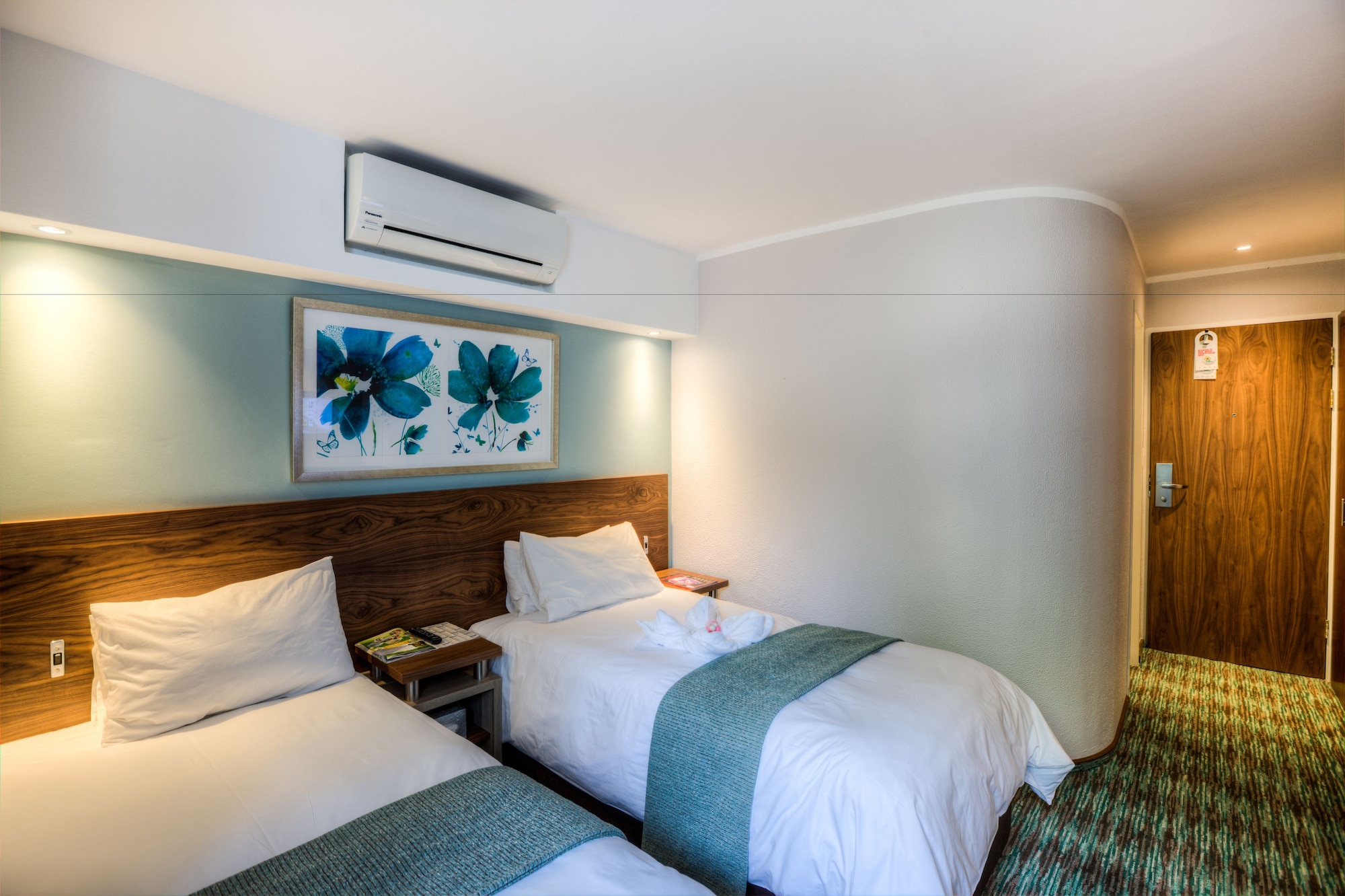 ROOM, TWIN BEDS