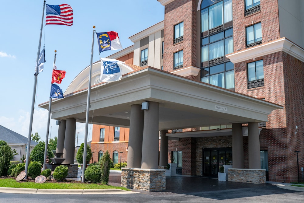Holiday Inn Express & Suites Hope Mills Fayetteville Airport 37/37