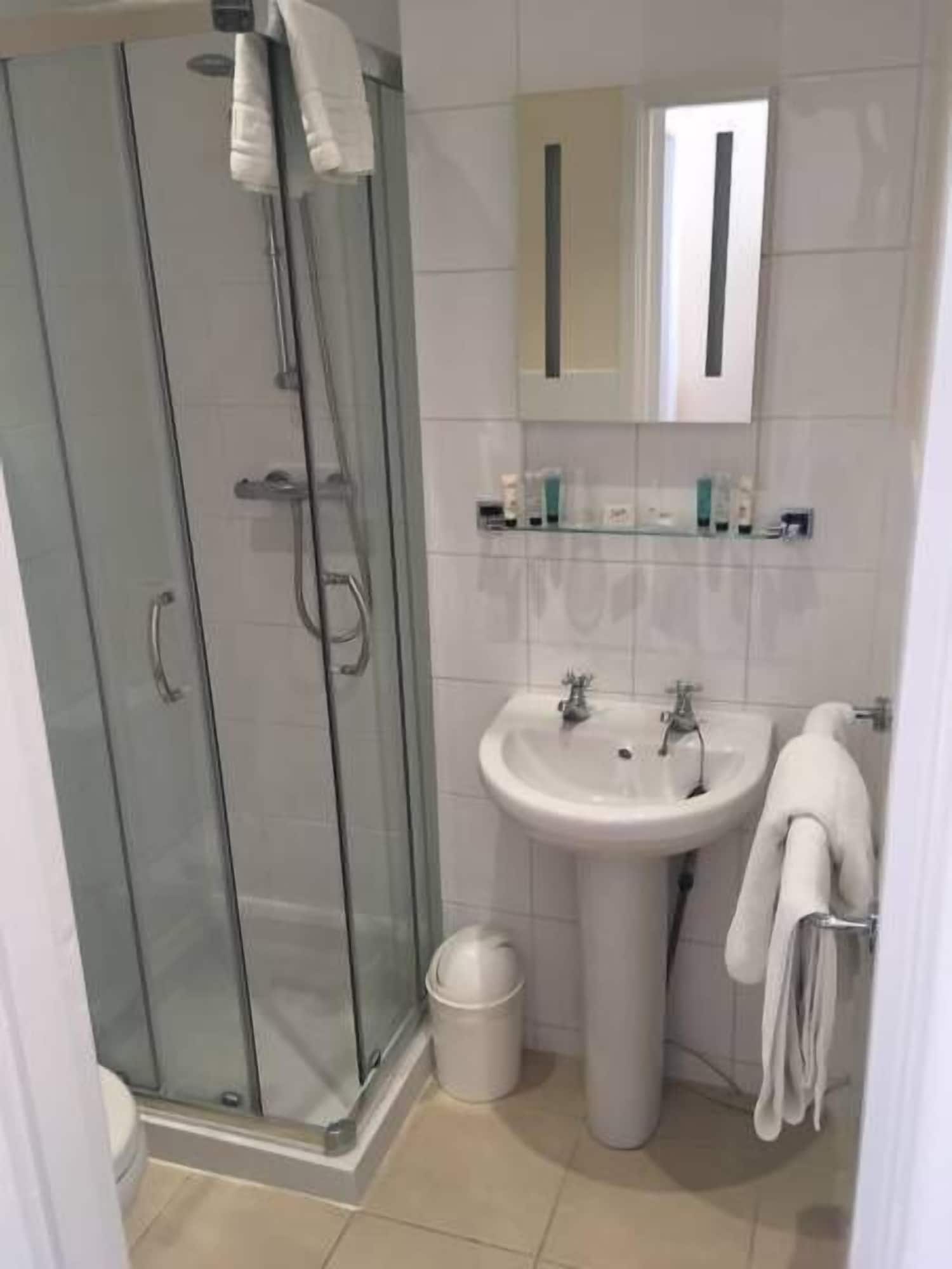 ROOM, DOUBLE OR TWIN BED