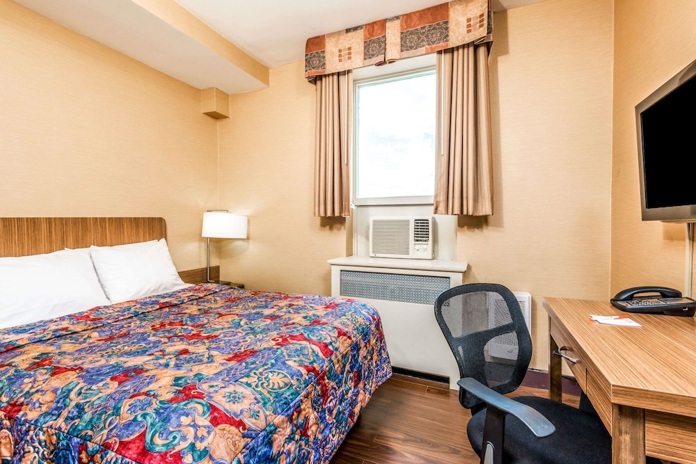 Room at Howard Johnson by Wyndham Toronto Downtown West, TORONTO