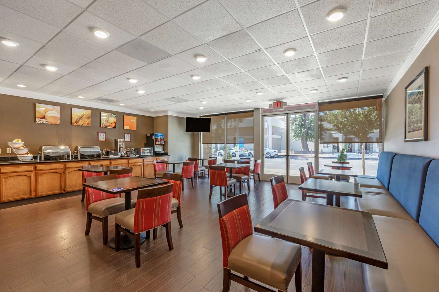 Comfort Suites Visalia - Convention Center 24/41