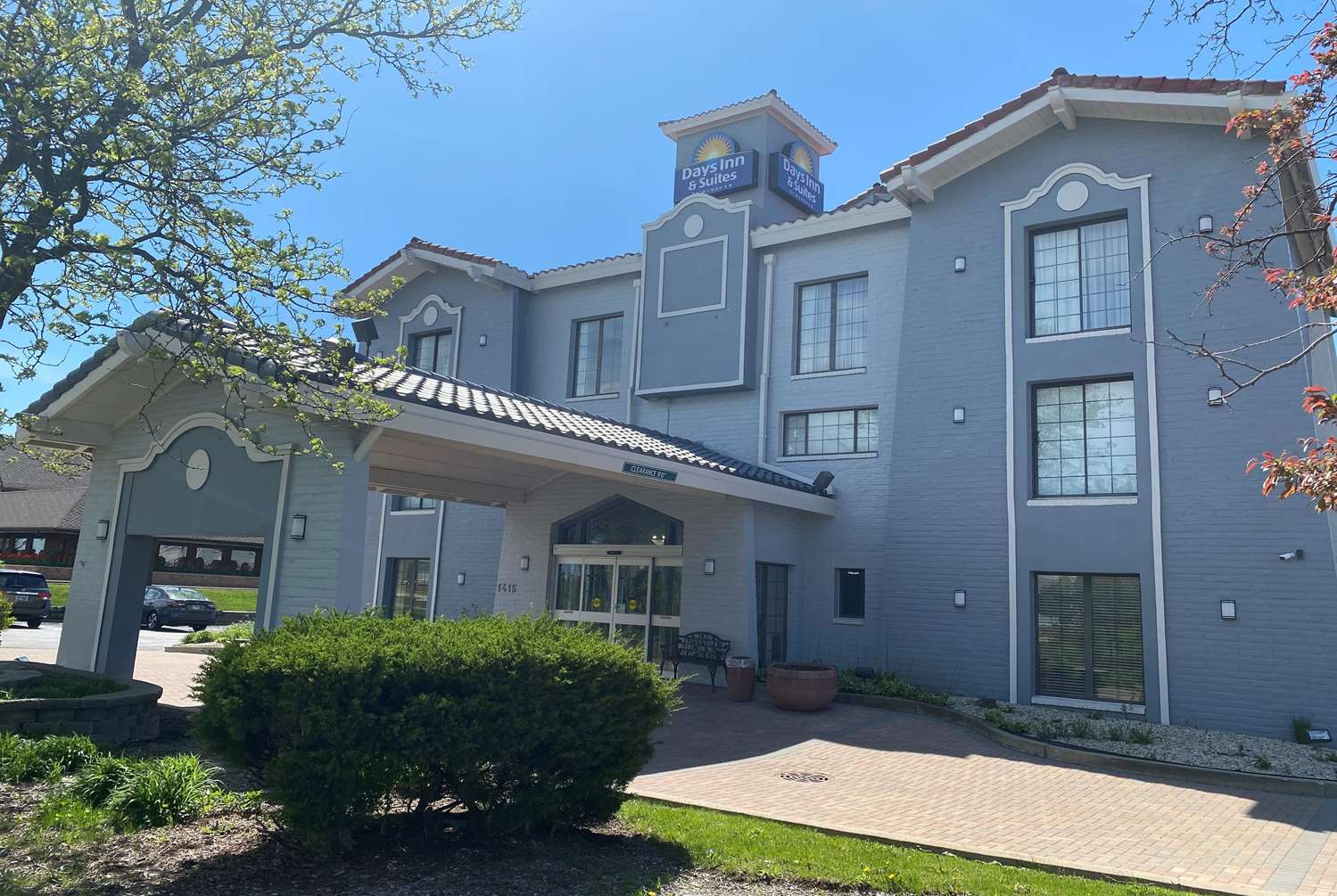 Days Inn & Suites by Wyndham Arlington Heights 2/36