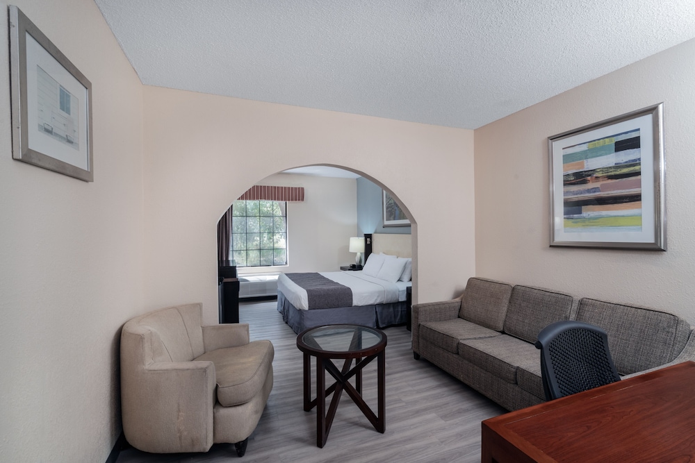 Red Roof Inn & Suites Hinesville 27/37
