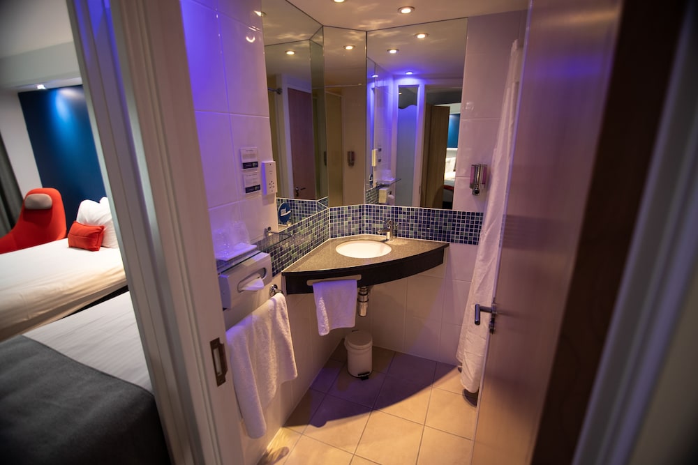 Holiday Inn Express London Stansted Airport 32/33