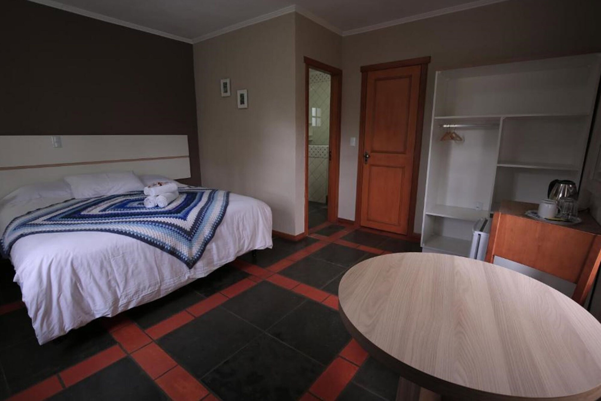 ROOM, DOUBLE BED