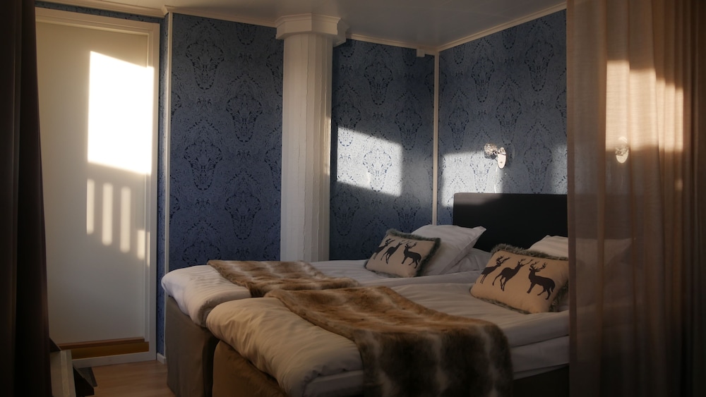 Golden Circle Suites 7/49