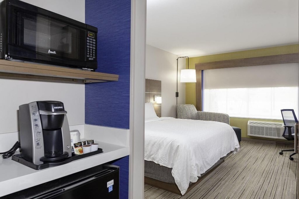 Holiday Inn Express & Suites Elk Grove West I-5 13/51