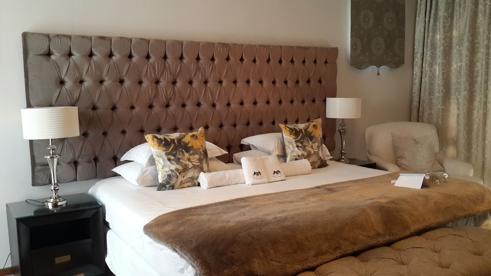 PANORAMIC, LUXURY, KING BED, POOL VIEW