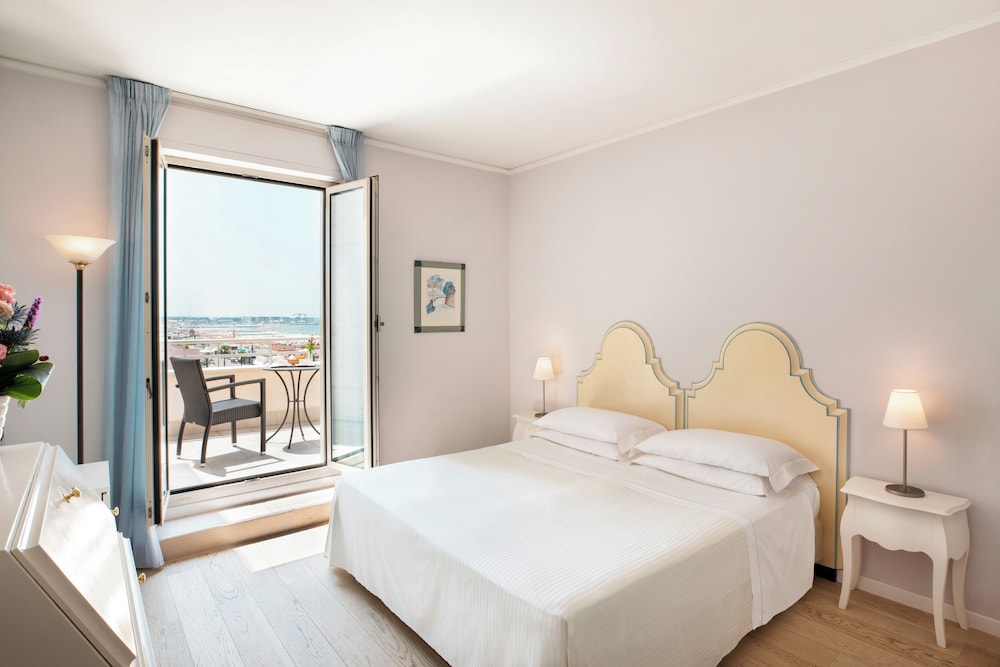 Sina Astor Hotel 11/80