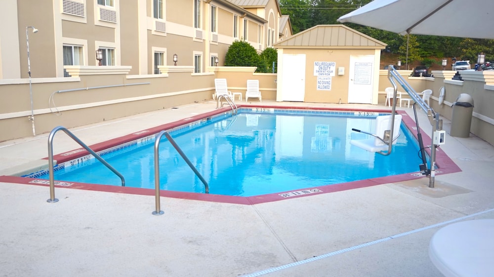 Comfort Inn & Suites Greenwood Near University 36/66