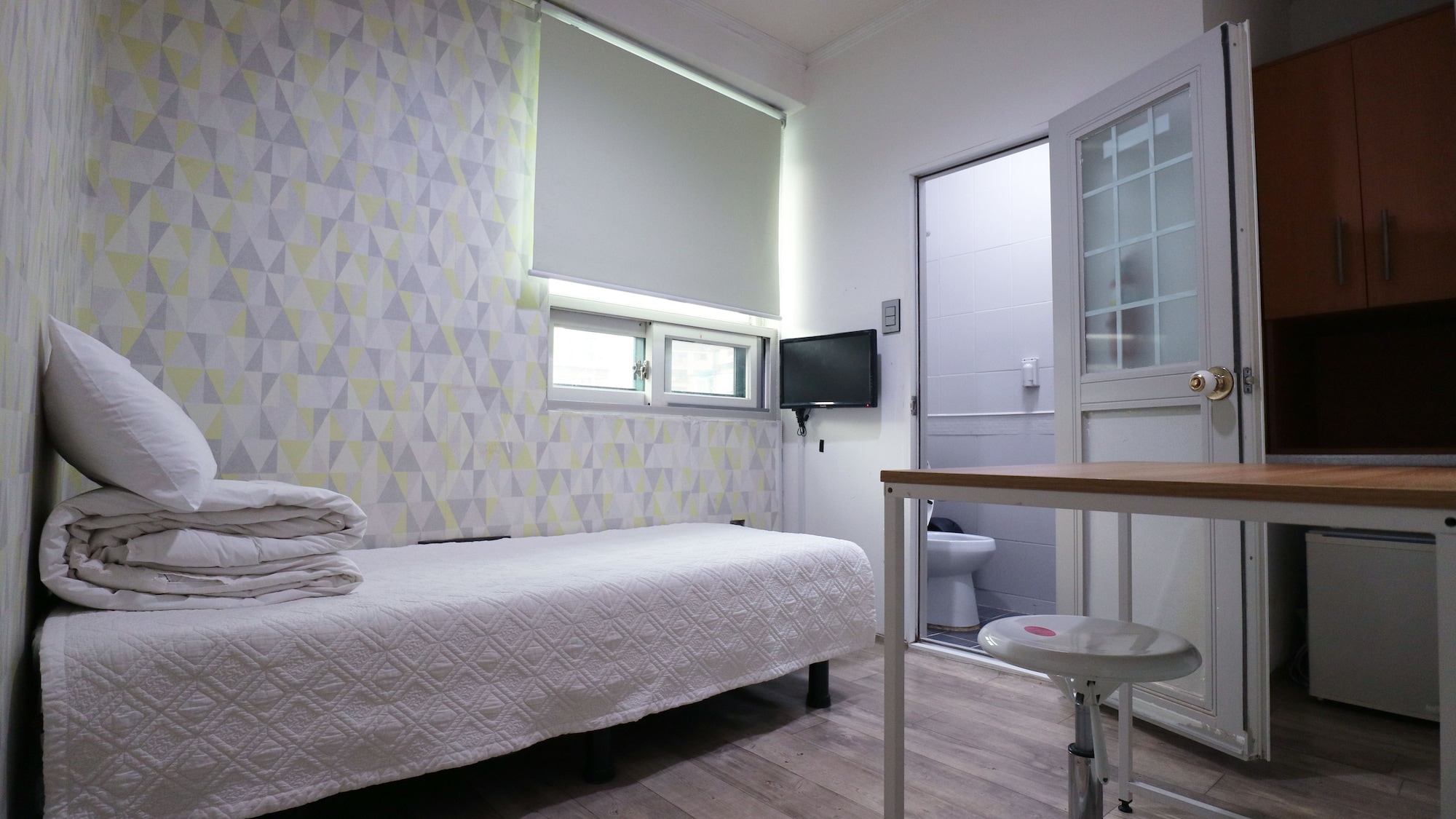 TYPE B, SINGLE, PRIVATE BATHROOM