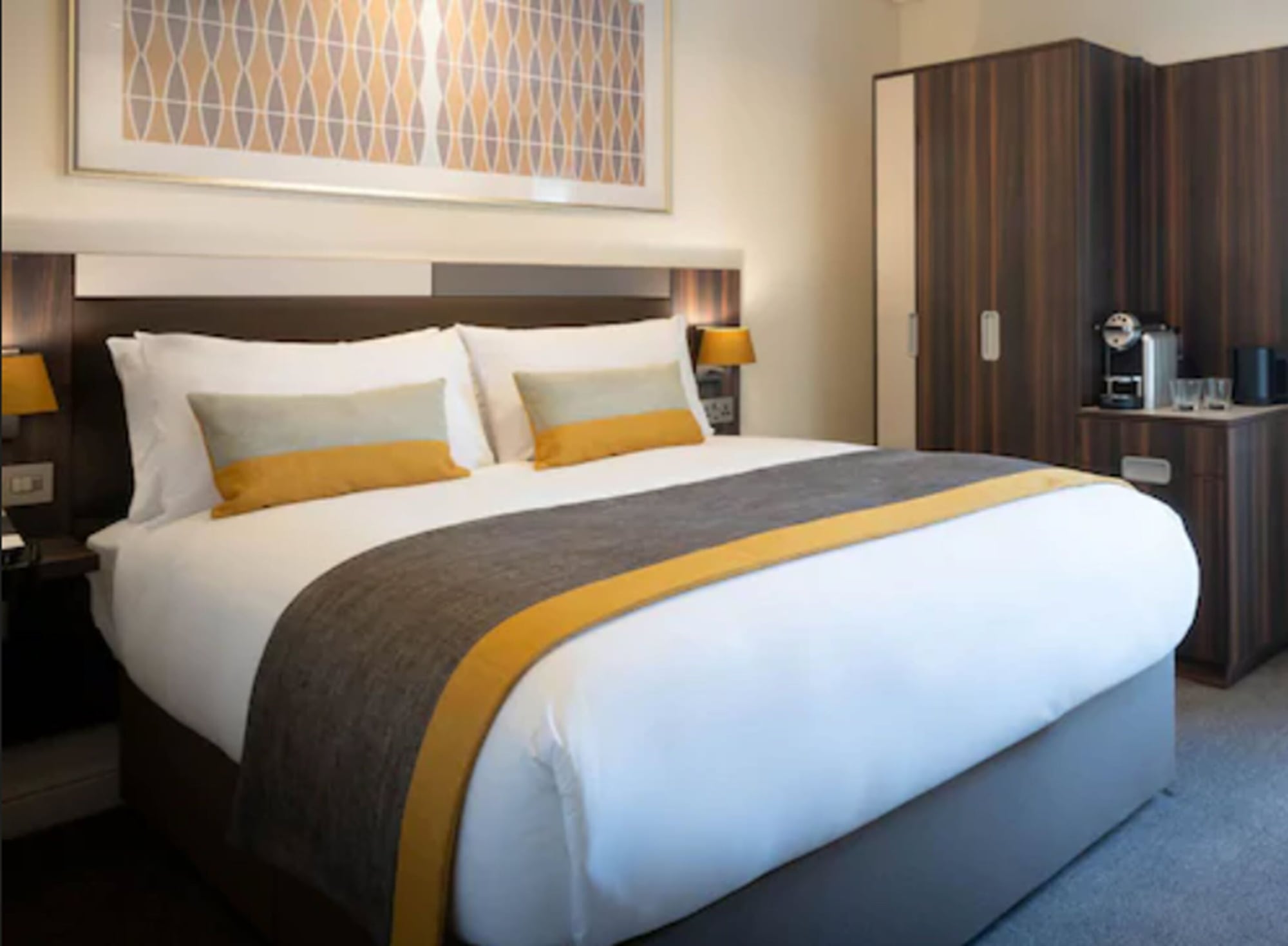 ROOM, DOUBLE BED