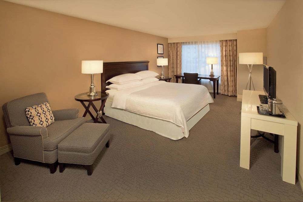 Room at Sheraton Louisville Riverside Hotel, JEFFERSONVILLE - IN