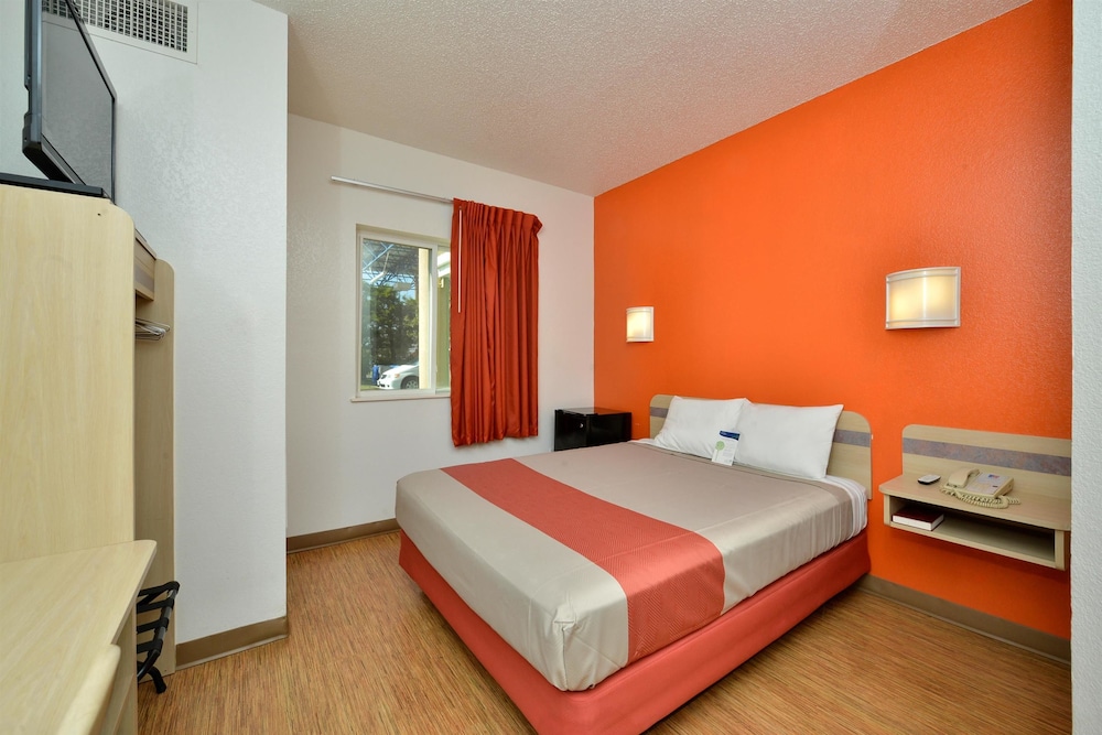 Motel6 McKinney, TX - North 18/34