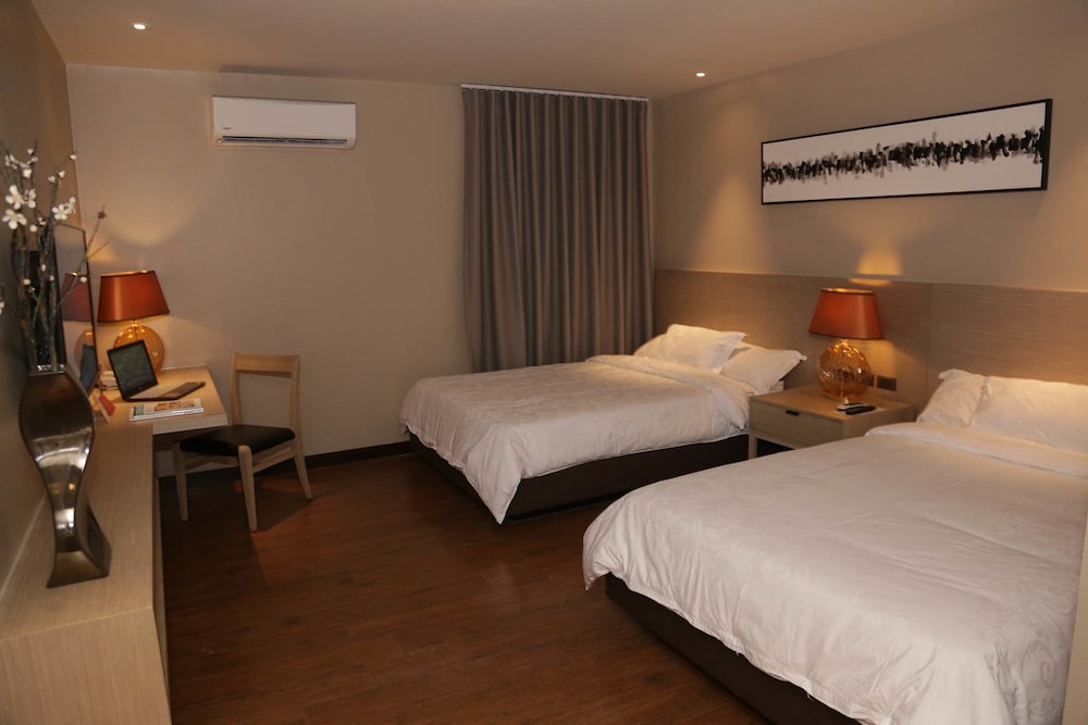 subic bay travelers hotel and event center