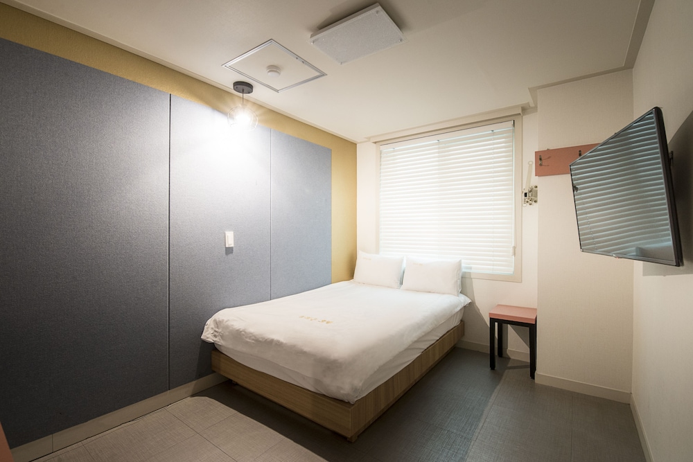Champion Hotel 37/43