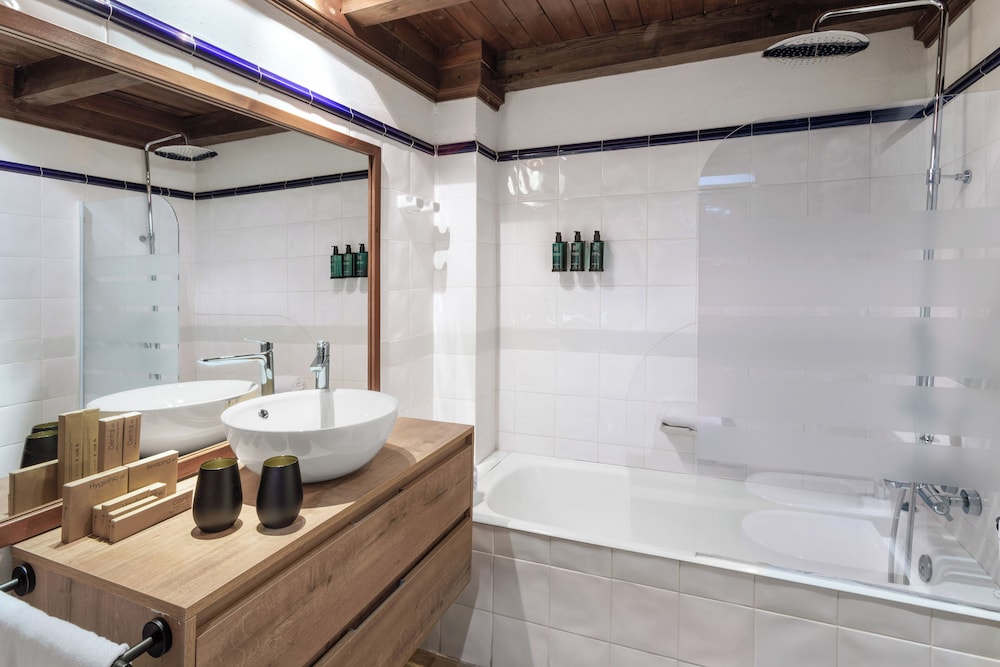 غرفة عائلية بسرير مزدوج وسريرين منفصلين، Hotel de Tredos Baqueira Affiliated by Melia 4/4