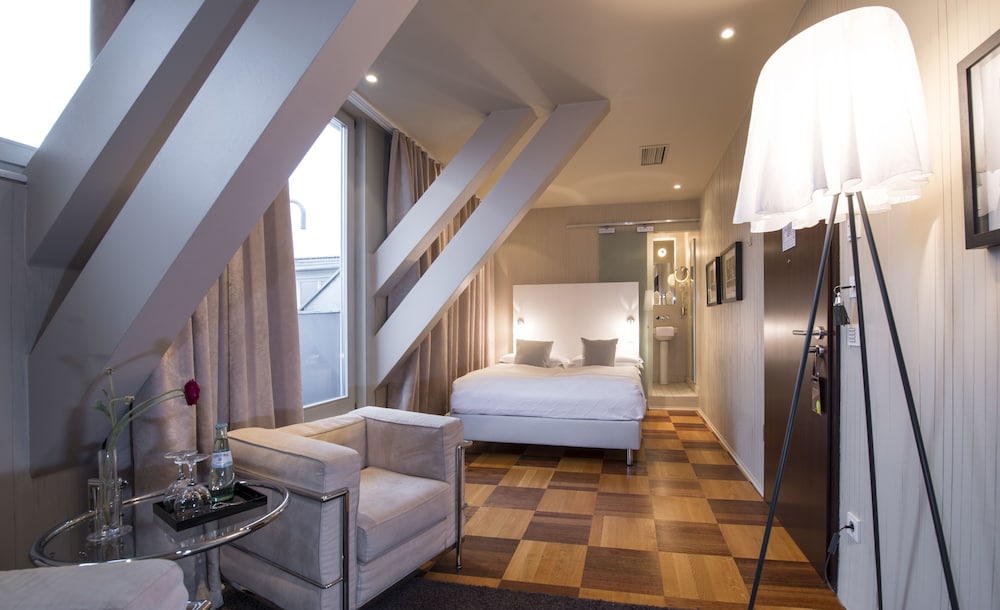 THE NEW YORKER HOTEL COLOGNE 49/74