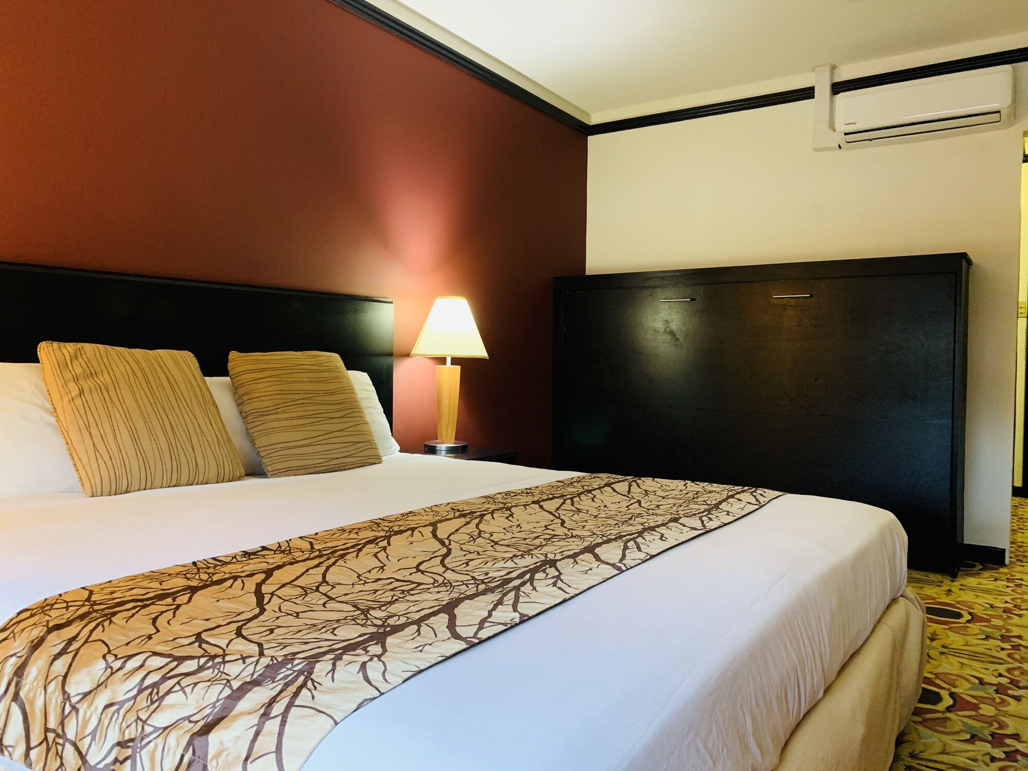 ROOM, KING BED, MURPHY BED